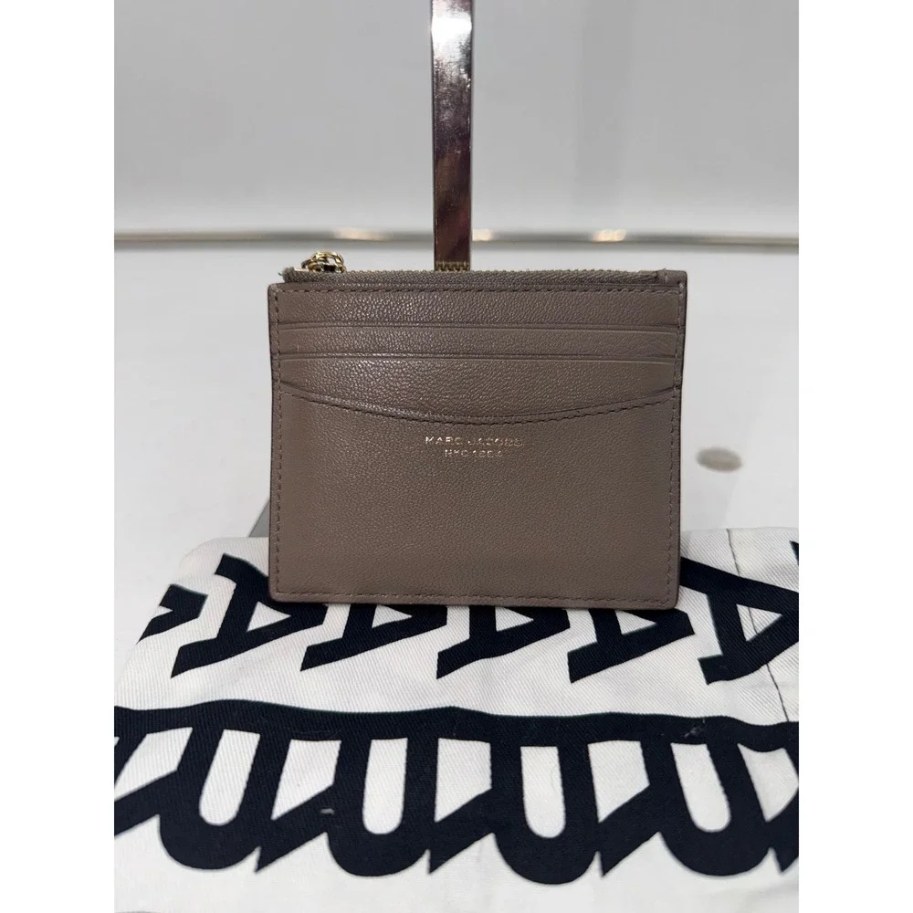 Marc Jacobs Top Zip Multi Wallet Taupe Leather Card Case Gold Hardware NYC 1984
